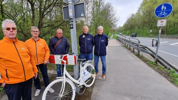 Ein Mahnmal für alle Verkehrsteilnehmer an dieser Kreuzung in Nessenberg: Mitglieder des ADFC Lippe haben jetzt ein so genanntes Ghost-Bike aufgestellt, um an alle bei Verkehrsunfällen getöteten Radfahrer zu erinnern. Das Bild zeigt (von links) Friedrich Capelle, Wilhelm Grabbe, Frank Loke, Manfred Wiehenkamp und Wolfgang Buschkamp. - © Marianne Schwarzer