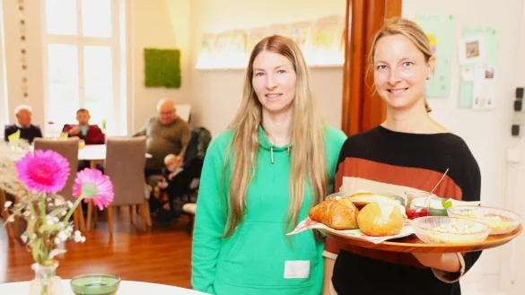Das Fr&uuml;hst&uuml;cksangebot ist reichhaltig. Jennifer B&uuml;sching (links) und Nadine Gottschalk k&uuml;mmern sich gern um die G&auml;ste im Lip-Caf&eacute;. Foto: Knut Dinter - &copy; Knut Dinter