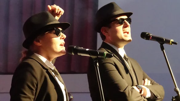 In Schwarz und k&uuml;nstlich schlecht gelaunt: Kristin Shey und Simon Herten. - &copy; Axel B&uuml;rger