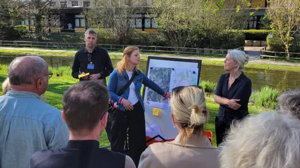 Fabian Lollert (von links), Berit Weber und Kirsten Klehn erläuterten die Entwürfe bei einem Spaziergang mit den Bürgern. - © Vasco Stemmer