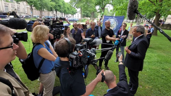 Gro&szlig;er Medienrummel vor dem Landgericht. Die Klage von Biobauer Ulf Allhoff-Cramer gegen VW ist dem Gericht noch zu unkonkret. Im September geht es weiter. - &copy; Astrid Sewing