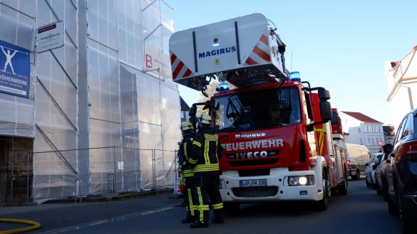 Ein Dachstuhlbrand hat den Verkehr in der F&uuml;rstengartenstra&szlig;e kurzzeitig lahm gelegt. - &copy; Lorraine Brinkmann
