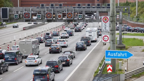 Stau am Elbtunnel - &copy; Foto: Georg Wendt/dpa