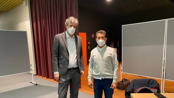 Der stellvertretende Leiter des Rudolph-Brandes-Gymnasiums, Clemens Boppr&eacute; (links), und Dr. Afif Hamoda w&auml;hrend einer Impfaktion im Schulzentrum Lohfeld. - &copy; Afif Hamoda