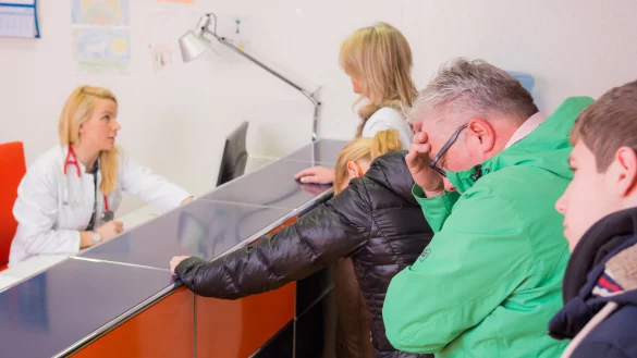 Frust bei Patienten: In Kinderarztpraxen müssen die Medizinischen Angestellten bis zu 40 Anfragen nach Aufnahme ablehnen. Doch das zuständige Gremium bestreitet einen Mangel an Pädiatern. - © Racle Fotodesign - stock.adobe.c