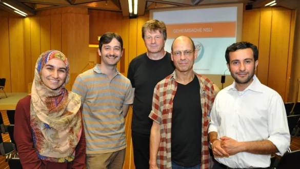 Beschäftigen sich mit den Morden des NSU: (v.l.) Moderatorin Elif Durmaz, BIG-Vorsitzender Cemil Sahinöz, die Referenten Andreas Förster und Thomas Moser sowie der stellvertretende BIG-Vorsitzende Selvet Kocabey. - © Felix Boche
