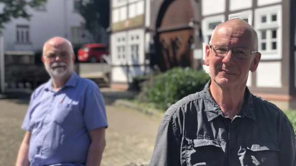 Günter Englert (vorne) ist in der Anlaufstelle im Seligen Winkel in Blomberg Ansprechpartner für Menschen mit psychischen Problemen aus ganz Südostlippe. Pfarrer Hermann Donay steht nicht nur bildlich voll hinter ihm und seinem Anliegen. - © Silke Buhrmester