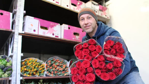 Ein Strauß roter Rosen: Blumengroßhändler Remon Machiela hat einige Bunde rote Rosen in seinem Verkaufswagen. - © Freya Köhring