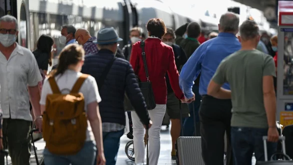 Reisende am Frankfurter Hauptbahnhof - &copy; Foto: Arne Dedert/dpa