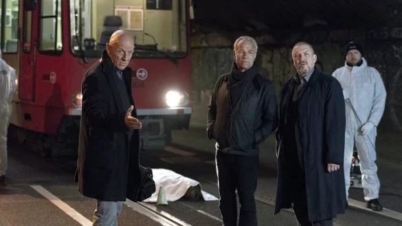 Tatortbesichtigung: Joseph Roth (Joe Bausch, links) und die Kommissare Max Ballauf (Klaus J. Behrendt, Mitte) und Freddy Schenk (Dietmar B&auml;r, 2. v. r.) am Ort des Geschehens. Die abgedeckte Leiche ist eine Puppe. - &copy; WDR/Martin Valentin Menke