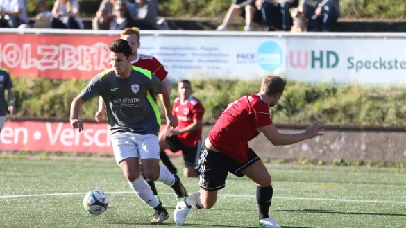Die Bezirksliga-Fu&szlig;baller des TSV Oerlinghausen (hier mit: Jan-Justin Johannh&ouml;rster) wollen in Sende nachlegen. - &copy; Oliver K&ouml;nig