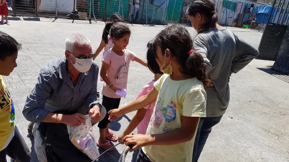 Ein Mitarbeiter der NGO "Seafish Foundation" k&uuml;mmert sich um die vielen Kinder im Lager. - &copy; Hammer Forum