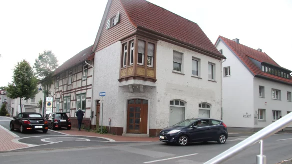 Ein Bereich zwischen Rhienstra&szlig;e, Gerichtsstra&szlig;e und Bergstra&szlig;e soll f&uuml;r ein Wohnprojekt f&uuml;r Pflegebed&uuml;rftige umgebaut werden. Das Eckhaus w&uuml;rde abgerissen. - &copy; Cordula Gr&ouml;ne