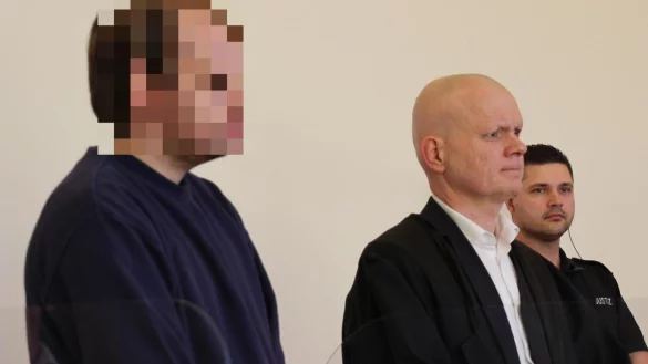 Verteidiger Jerrit Sch&ouml;ll (Mitte) mit seinem Mandanten. Zum ersten Mal tr&auml;gt der Angeklagte keinen Mund-Nasenschutz im Gerichtssaal. - &copy; Janet K&ouml;nig