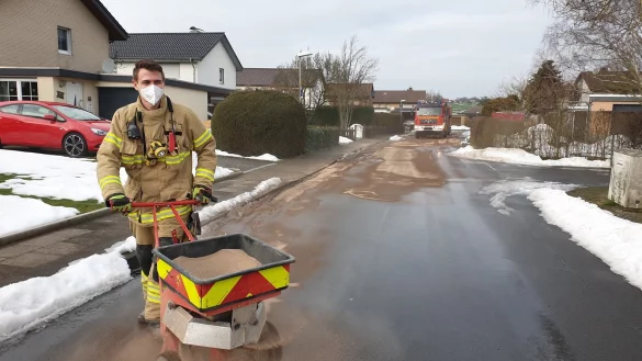 Feuerwehr-Azubi Jan Tschech befreit die Schweriner Stra&szlig;e von der langen &Ouml;lspur. - &copy; Nadine Uphoff