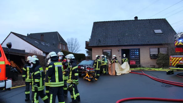 F&uuml;r die Bewohnerin eines Hauses in Bad Salzuflen-Holzhausen kam nach einem Brand jede Hilfe zu sp&auml;t. Die Feuerwehr konnte die Frau nur noch tot bergen.&nbsp; - &copy; Daniel Hobein / Feuerwehr Bad Salzuflen