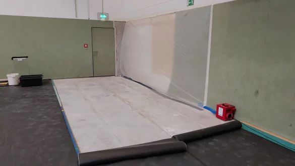 Nach einem Wasserschaden in der Wineo-Arena m&uuml;ssen die W&auml;nde und B&ouml;den getrocknet werden. - &copy; Gemeinde Augustdorf