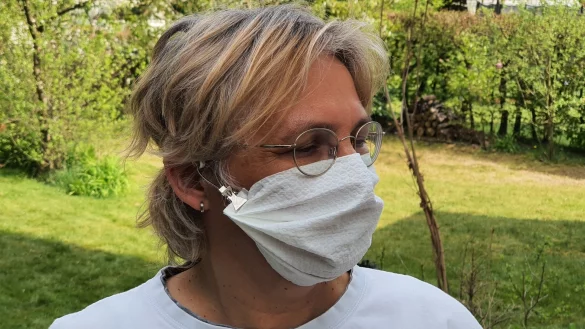 Heike Rottkamp tr&auml;gt eine ihrer selbstgebastelten Masken. Die Konstruktion kommt in ihrem Bekanntenkreis gut an.&nbsp; - &copy; Uwe Rottkamp