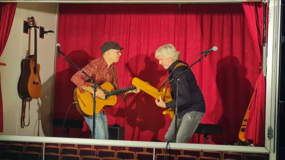 Zwei, die sich gesucht und gefunden haben, sind Gitarrist Tony Kaltenberg und Bassist Carsten Hormes. Virtuos, poetisch, klangvoll boten sie einen wahren H&ouml;rgenuss. - &copy; Marianne Schwarzer