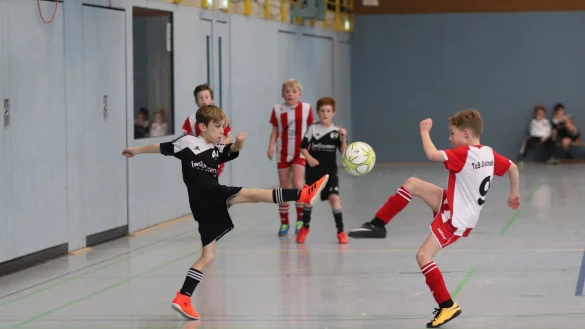 Duell: Den Ball im Blick haben im E-Finale Jan Brandenburg (SV Werl-Aspe, links) und Grastrups Tom Henri Fromme. - &copy; Kai Hahn