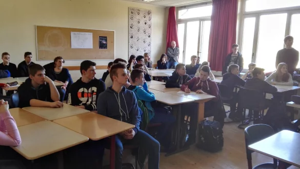 Die Sch&uuml;ler erfuhren viel Interessantes &uuml;ber das Segelfliegen. - &copy; Privat