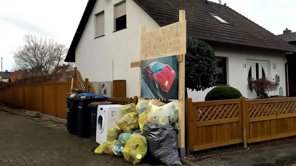 Das Schild wurde vor kurzem am Zaun&nbsp; als Schutz aufgebaut. - &copy; Michael Grundmeier