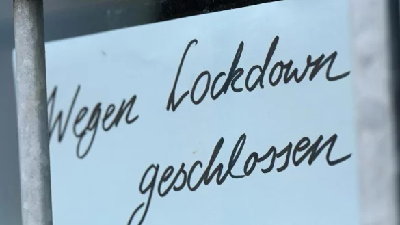 Ein Zettel weist auf eine Gesch&auml;ftsschlie&szlig;ung hin. - &copy; Foto: Arne Dedert/dpa/Symbolbild