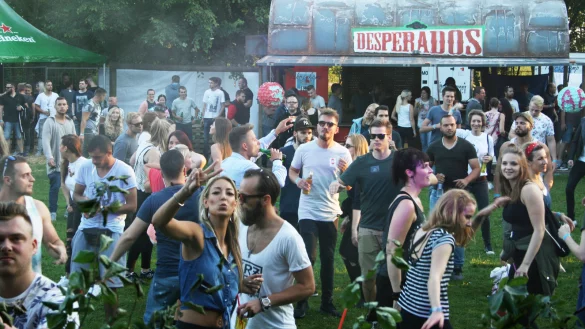 Das Festival „Aero 371" auf der Hohen Asch hat seine Fans. DJs aus dem ganzen Bundesgebiet haben die Bergkuppe am Wochenende in eine Tanzfläche verwandelt. - © Kathrin Tegtmeier