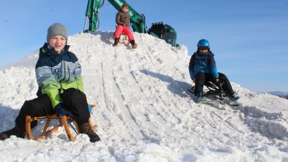 Jan-Ole, Zina und Fritz (von links) genie&szlig;en sichtlich den Rodel-Spa&szlig; im Schnee. - &copy; Sandra Castrup