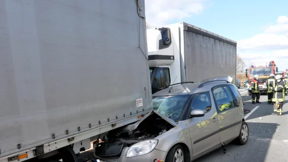 Im R&uuml;ckstau auf der A 33 wegen eines weiteren Unfalls wurde dieser Skoda zwischen zwei Klein-Lastwagen eingeklemmt. - &copy; Ralph Meyer