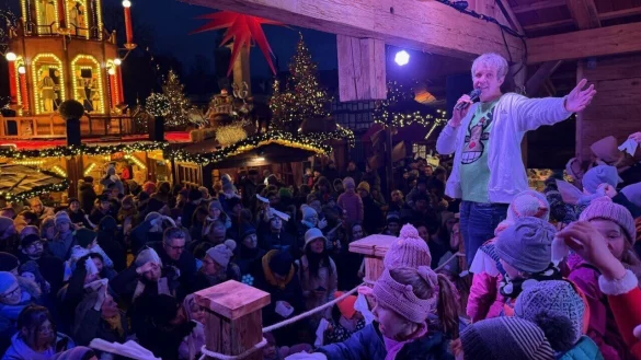 Sänger Frank begeisterte die Kinder am Sonntag auf der Bühne auf dem Salzhof. - © Werbegemeinschaft