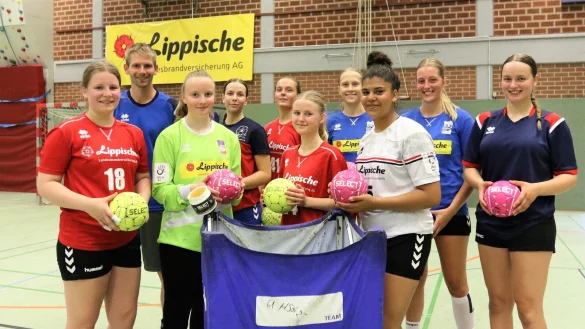 Neu bei der HSG Blomberg-Lippe: (von links) Lotta Schulte, Trainer Ruben Vo&szlig;hans, Emma St&uuml;renburg, Nele Siehr, Liz Eckstein, Jara Mensendiek, Svea Hermeling, Jamila Bouba, Nina Strohmeier und Fabienne Thiele. - &copy; Oliver K&ouml;nig