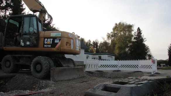 Los geht's: Die Kanalbauarbeiten im Sommerh&auml;uschenweg haben begonnen. - &copy; Carolin Brokmann-F&ouml;rster