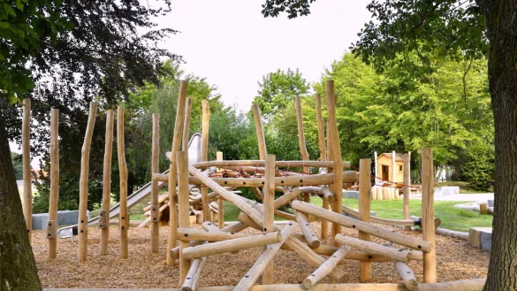 So &auml;hnlich wie dieses Spielger&auml;t soll die Motorik-Anlage aussehen, die an der Villa am H&uuml;gel errichtet werden soll. Was wie ein Haufen Mikado-St&auml;bchen aussieht, trainiert die Balance und sorgt f&uuml;r Kletterspa&szlig;. - &copy; DKSB