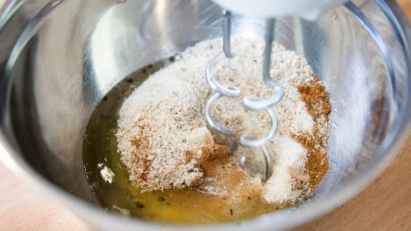 Teig anr&uuml;hren - &copy; Foto: Florian Schuh/dpa-tmn