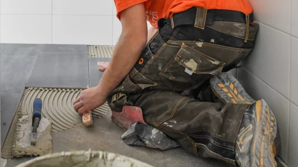 Fliesenleger - &copy; Foto: Patrick Pleul/dpa-Zentralbild/dpa