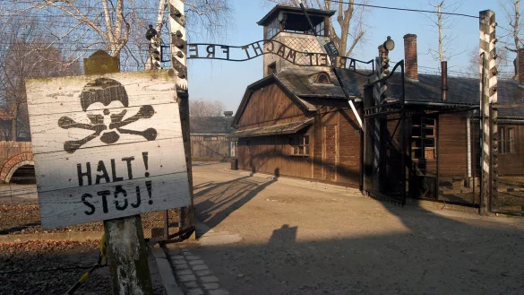 Der Eingang zum Konzentrationslager Auschwitz: Heute ist das ehemalige Todeslager im polnischen Auschwitz eine Gedenkst&auml;tte. Jedes Jahr kommen Tausende Jugendliche aus der ganzen Welt dorthin. Sie schauen sich die &uuml;brig gebliebenen Geb&auml;ude an und gedenken der Opfer. - &copy; dpa