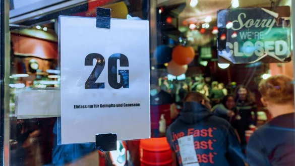 2G-Modell auf der Reeperbahn - &copy; Foto: Markus Scholz/dpa