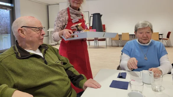 Heidi Kroll hat den offenen Mittagstisch ins Leben gerufen und serviert auch selber. - © Vasco Stemmer