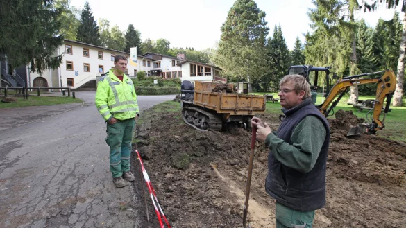 An der Jugendherberge: Noah Nagel (links) und Mathias Hatscher erledigen die letzten Arbeiten vor dem Haus. Hier werden weitere Parkplätze geschaffen. - © Vera Gerstendorf-Welle