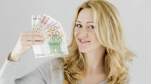 Bankkundin mit Gratiskonto - &copy; Foto: Monique W&uuml;stenhagen/dpa-tmn