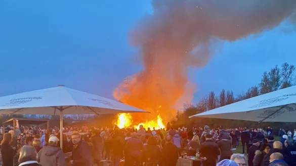 Am Sonntag, 20. April, ist es wieder soweit. Dann brennt das Osterfeuer am Schützenhaus Schötmar. Hier ein Schnappschuss aus dem vergangenen Jahr. - © Mark-Oliver Weiß
