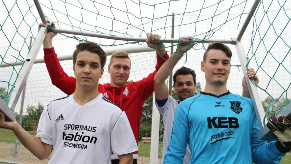 Startklar für die neue Saison: Die Barntruper Zugänge Lennart Schünnemann (links), Robin Dick (rechts) sowie Philipp Sölter (hinten rechts) mit Trainer Daniel Barbarito. - © Sebastian Lucas