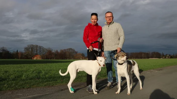 Martina Winner st&uuml;rzte, als Nuri (links) und Fido - hier an der Leine von Ehemann Bernd Schwuchow - von den B&ouml;llern erschreckt wurden. Bei dieser Aktion verletzte sich auch der Hund an der Pfote. - &copy; Anja Hustert