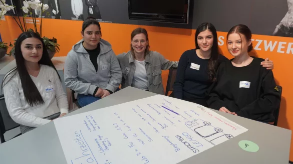 Natalie Wittmann (Mitte), Koordinatorin des Lemgoer Jugendforums, im Gespräch mit den Realschülerinnen (von links) Milena Mesropyan, Ritaj Saleh, Nazanin Noori und Irina Dulson. - © Stadtwerke Lemgo