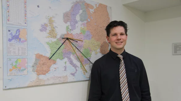 Lehrer Timo Rebschloe hat sich um die Zertifizierung f&uuml;r Erasmus Plus am Gymnasium Barntrup gek&uuml;mmert. Auf der Karte sind die bestehenden Austausche zu sehen. - &copy; Nadine Uphoff