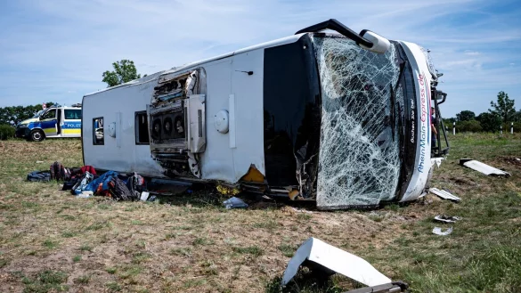 Verungl&uuml;ckter Reisebus - &copy; Foto: Fabian Sommer/dpa