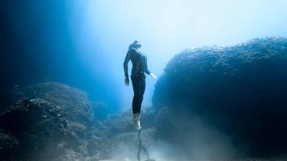 Fabian Dittrich w&auml;hrend einem seiner Tauchg&auml;nge. Je ges&uuml;nder man ist, desto besser taucht man, ist sich der Freediver sicher. Der Fokus liegt ganz auf der Atmung.&nbsp; - &copy; Alejandro Sanz