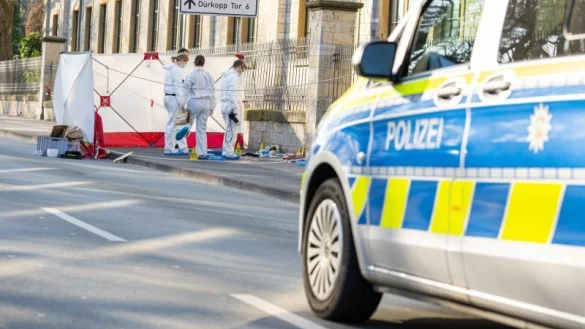 Die Spurensicherung der Polizei arbeitet am Tatort, wo bei einem Messerangriff zwei Personen schwer verletzt wurden, eine von ihnen lebensgefährlich. - © Guido Kirchner/dpa
