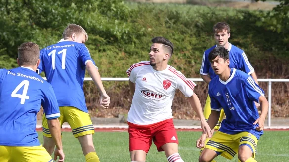 Sonneborn in &Uuml;berzahl: Vier Spieler, unter anderem Malin M&uuml;ller (Zweiter von links) und Michael Kamlah (rechts) versuchen, Sch&ouml;tmars Levent Kozak nicht an den Ball kommen zu lassen. - &copy; Paul Cohen